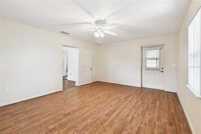 Building Photo - 1102 Shadowbrook Dr N