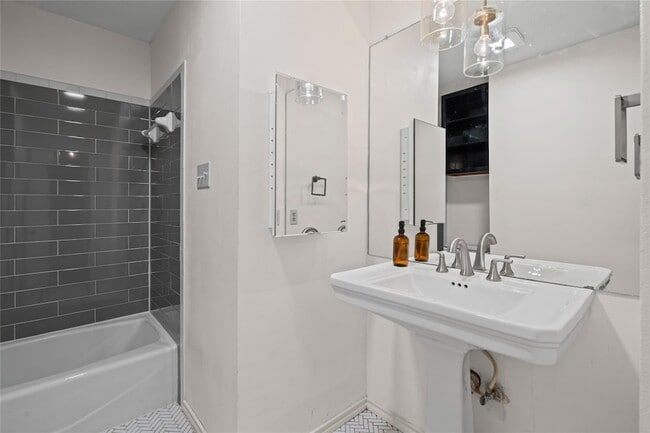 Building Photo - 1801 Broken Shoe Cove