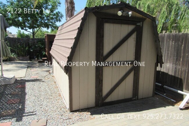 Building Photo - 2122 Betty Ln