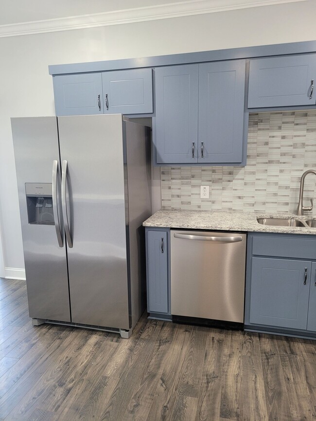 Building Photo - 2 Bedroom, 2.5 Bath Modern Duplex - Walkin...