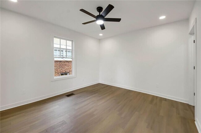 Building Photo - 1129 Larosa Terrace SW