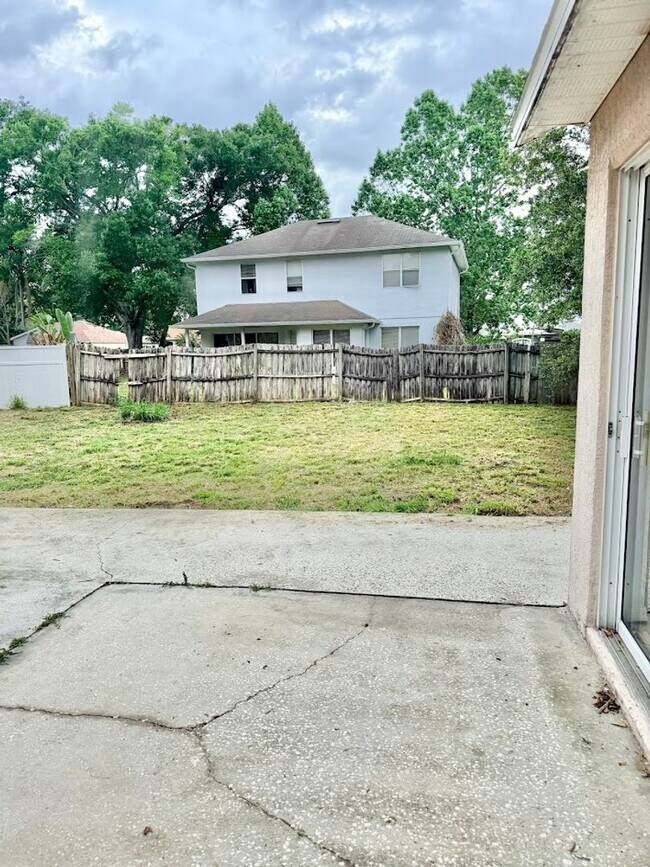 Building Photo - Large and Spacious 4/2 in Ideal Location!