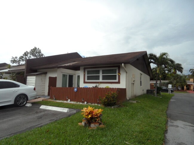 Building Photo - Beautifully Renovated 3BR/2BA Townhome in ...