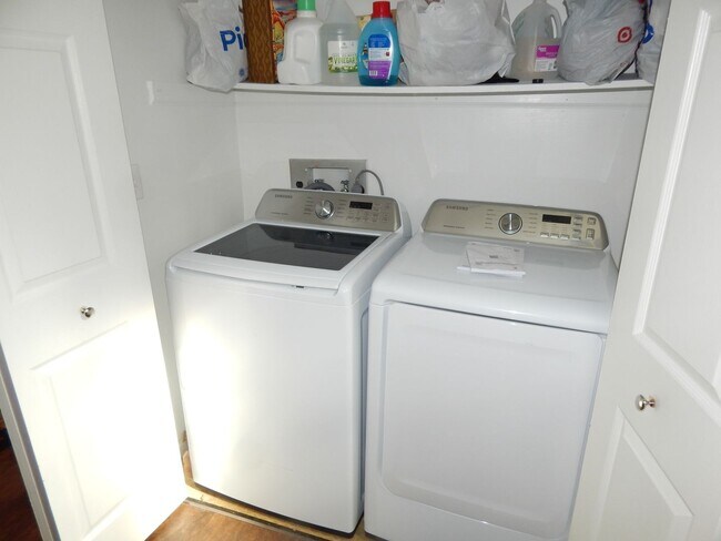 Building Photo - 305 Chowning Pl