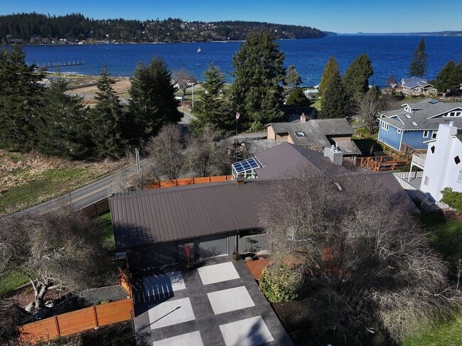 Building Photo - One Of A Kind Freeland Home with Two Seper...