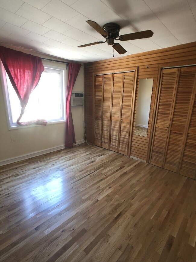 Building Photo - Well-maintained Passyunk Square 2 Bedroom Home! W/D! Yard!