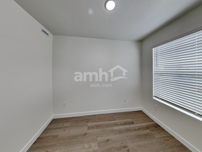 Building Photo - 1232 W Mahogany St