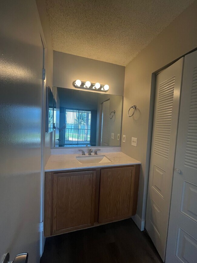 Building Photo - ONE BEDROOM ONE BATHROOM!! With LAKEVIEW!