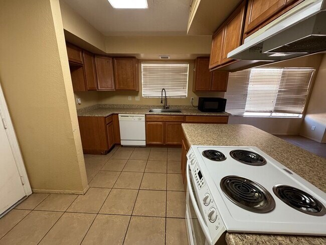 Building Photo - Glendale 3/2 With 2-Car Garage- 1/2 OFF FI...