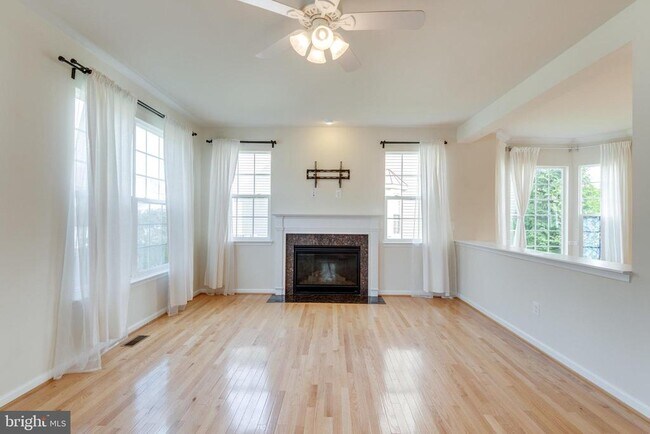 Building Photo - 10424 Goldenrod Dr