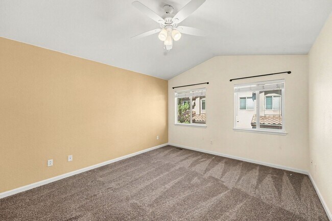 Building Photo - Spacious 3 Bed 2.5 Bath in the heart of Aurora!