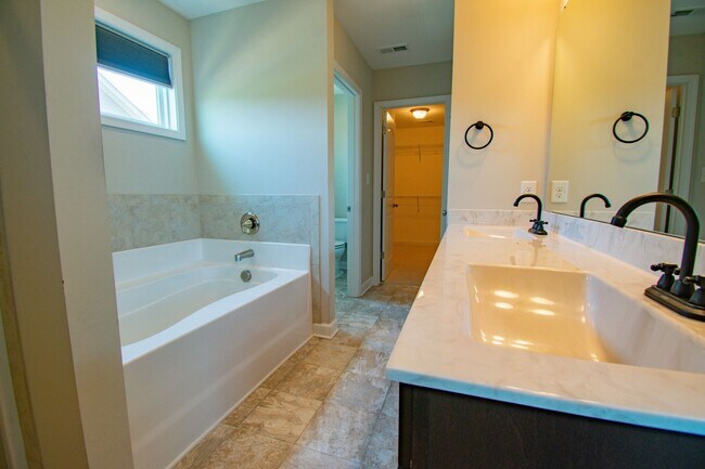 Building Photo - Available July 1! 4 Bedroom 2.5 Bathroom