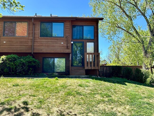Building Photo - Beautiful & Bright Corner Condo in North Boulder
