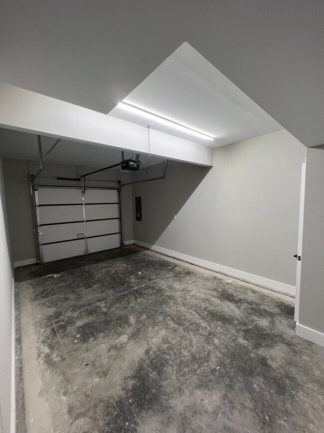 Building Photo - 104 Tivoli Path