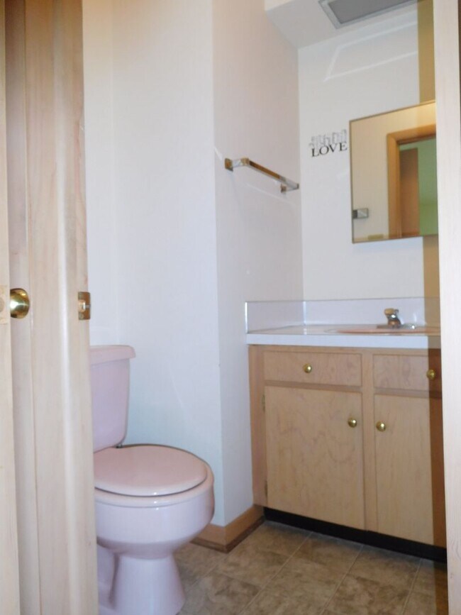 Building Photo - 9083 Meadowbrook Cir