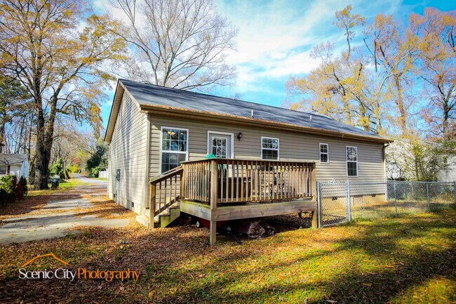 Building Photo - 1914 Dupont St