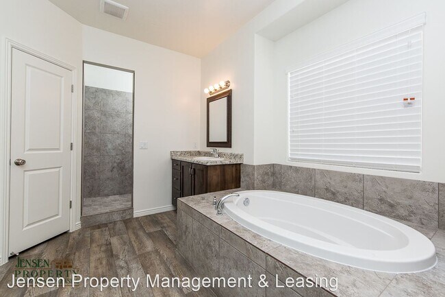 Building Photo - 6 br, 3.5 bath House - 3262 East Livia Drive