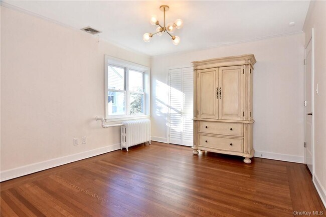 Building Photo - 19 Longmeadow Rd