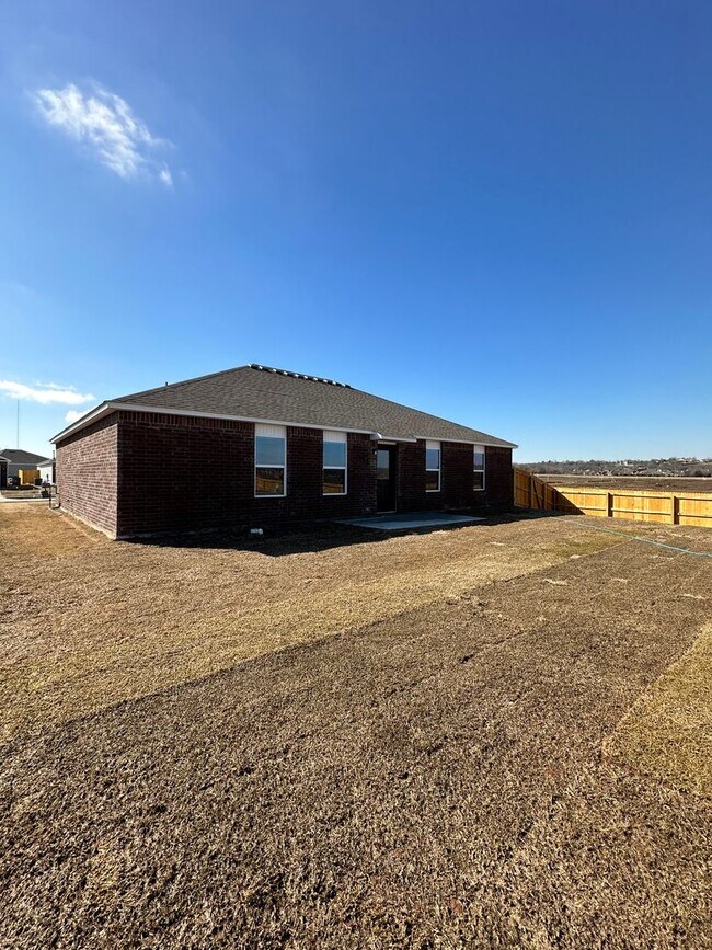 Building Photo - *Pre-leasing* Three Bedroom | Two Bathroom...