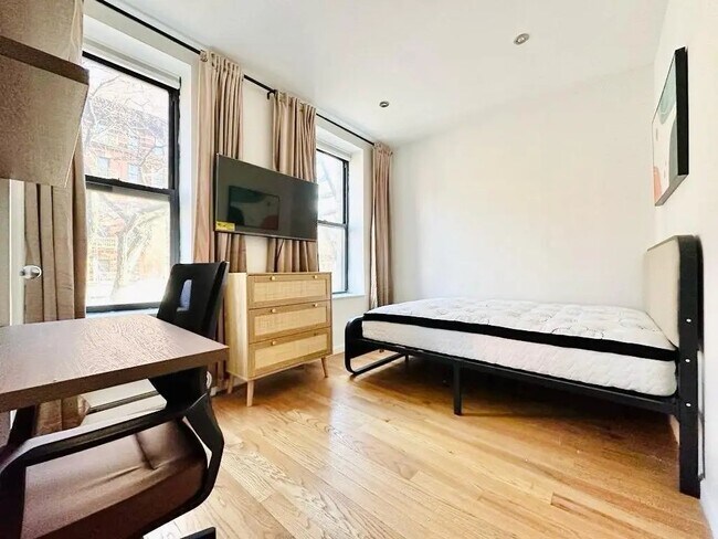 Building Photo - Furnished room/NOT APARTMENT