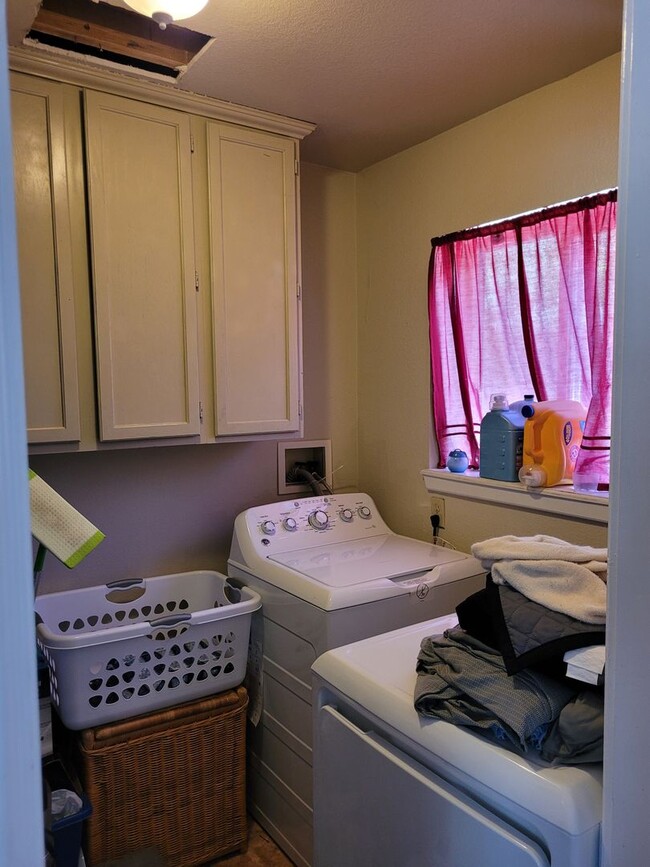 Building Photo - Beautiful 4BR/3Ba Home in Susanville CA  3420 Sq Feet