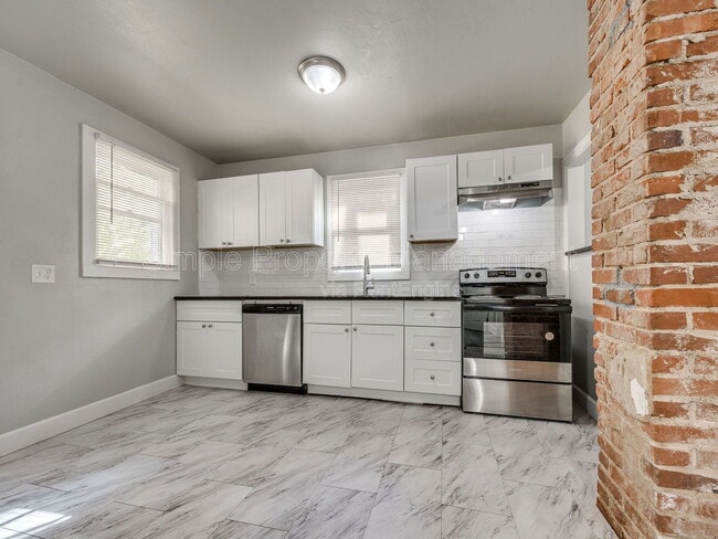 Building Photo - 1839 N Gatewood Ave