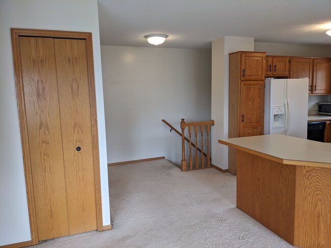 Building Photo - Spacious 2 Bed 2 Bath in Gorgeous Townhome