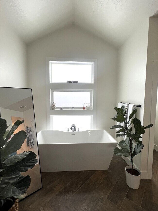 Building Photo - Gorgeous 3 bed 2 ba home in the perfect Me...
