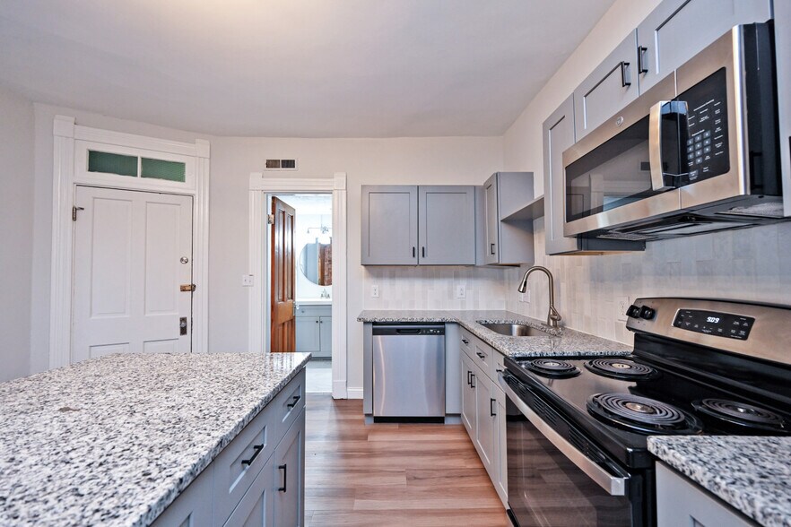 Building Photo - 2226 Kemper Ln