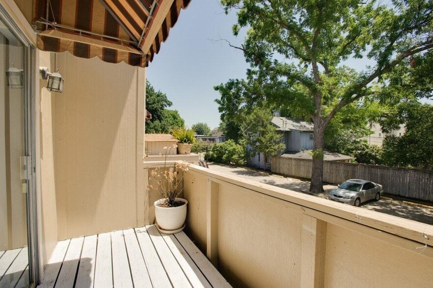 Balcony - 4327 Holland Ave