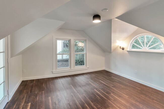 Building Photo - Victorian Classic in MT. Baker
