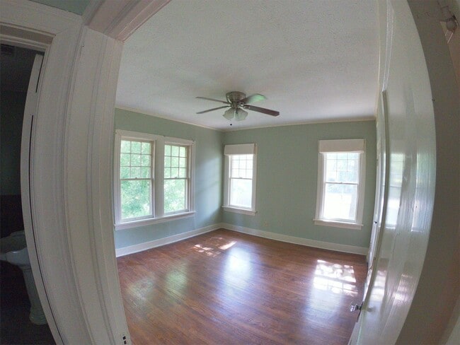 Building Photo - 824 Oakwood St