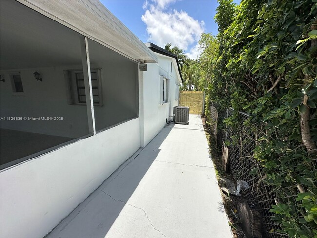 Building Photo - 4830 SW 41st Ave
