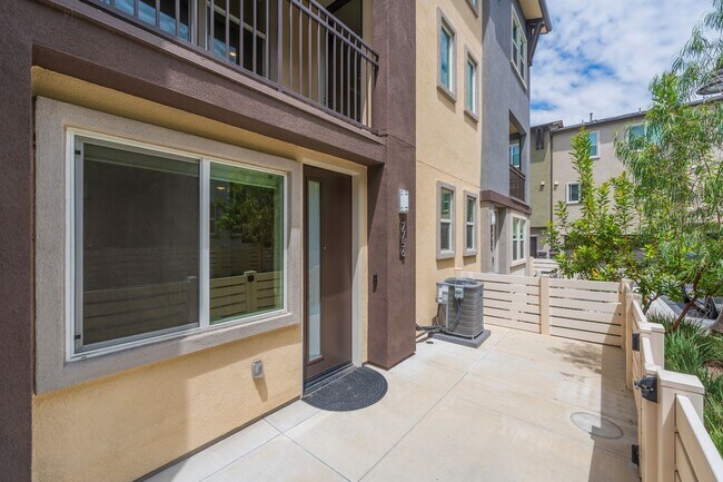 Building Photo - Newer townhome rental located in the gated One Seven Eight community!