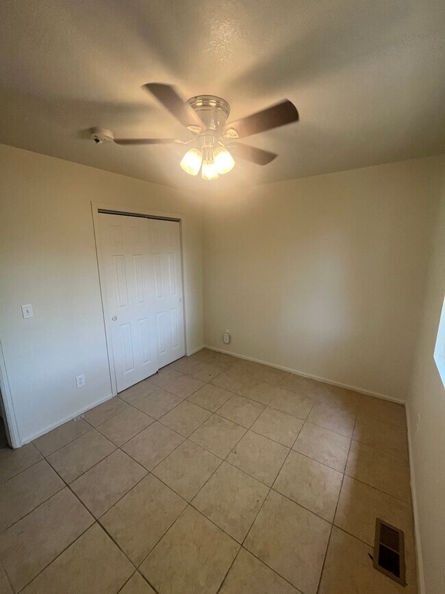 Building Photo - Spacious 4 Bed / 2 Bath Unit in Westwood C...