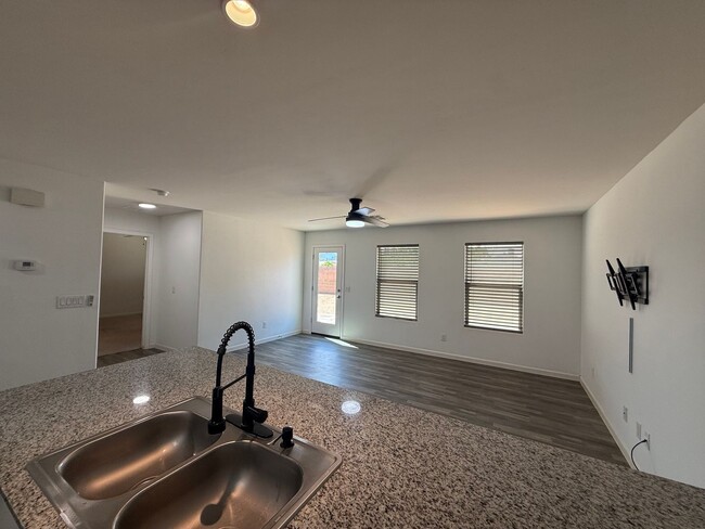 Building Photo - 4 Bedroom 2 Bathroom Home