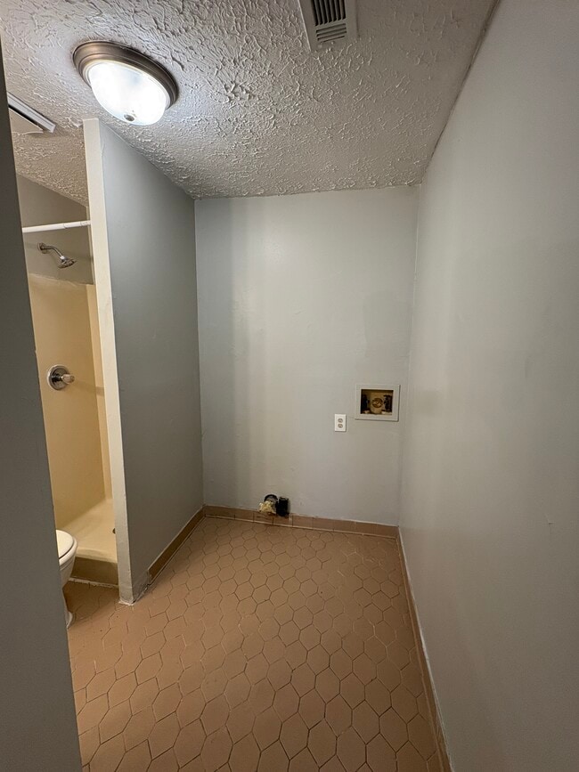 Building Photo - 1982 Johnson St