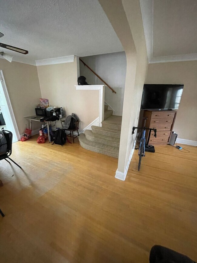 Building Photo - 2021-2023 E 6th St