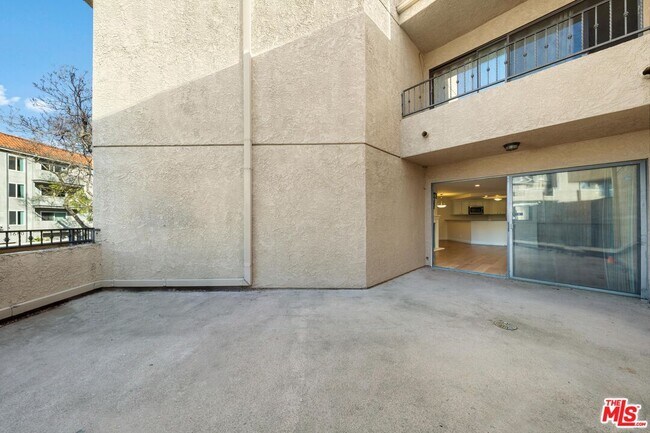 Building Photo - 1633 S Bentley Ave