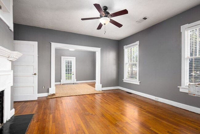 Building Photo - 3br/2ba home in the hospital district
