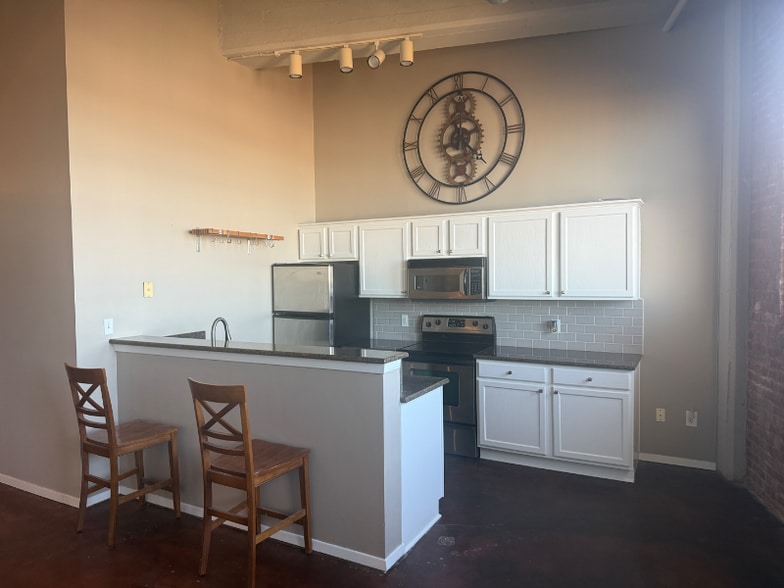 Building Photo - 200 Main St