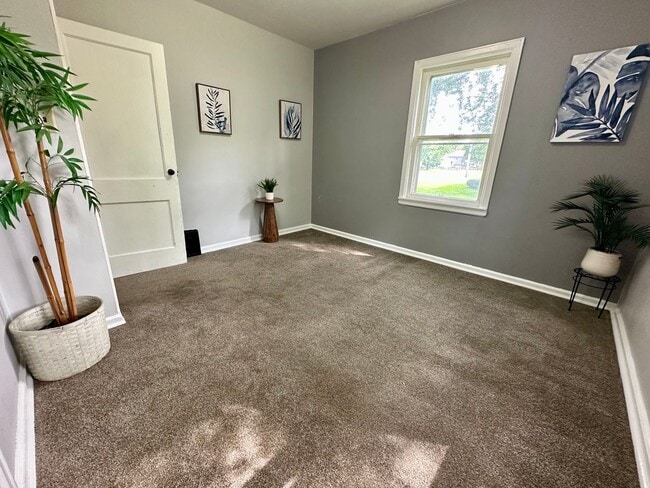 Building Photo - 2 bed, 1 bath home for rent in Waterloo
