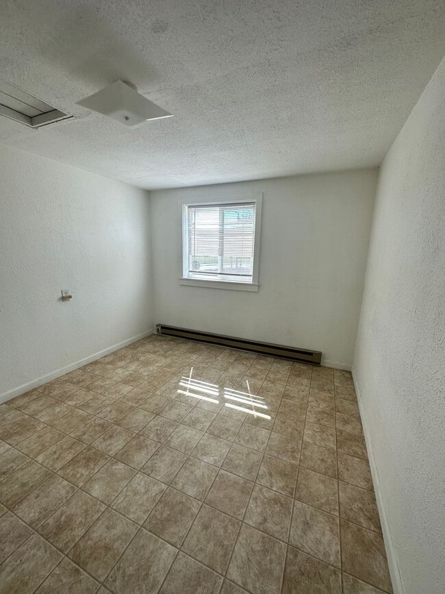 Building Photo - 701 E 18th Ave