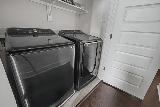 Building Photo - 4 Week Free Move-In Incentive! Modern Downtown SA Townhome | Rooftop Balcony, Private Garage & Al...