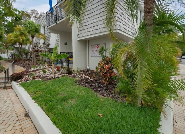 Building Photo - 704 Lyndhurst St