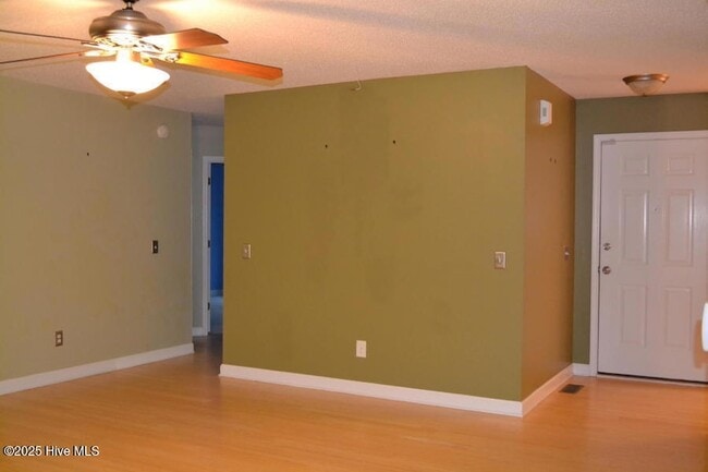 Building Photo - 114 Willow Creek Ln
