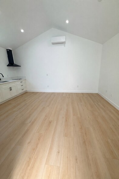 Building Photo - 111 E 60th St