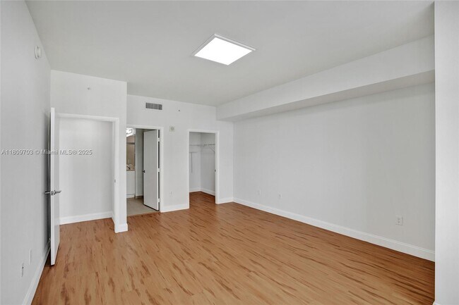 Building Photo - 3340 NE 190th St