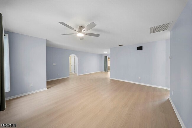 Building Photo - 15624 Sunny Crest Ln