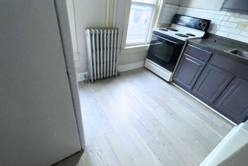 Building Photo - 582 Sunbury St